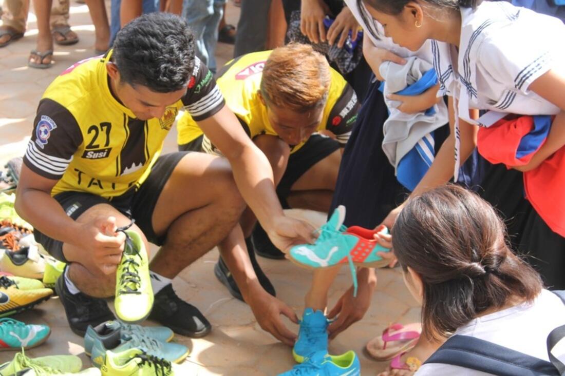 [カンボジアの子供たちにサッカー支援を！　衣料支援とともに]の画像